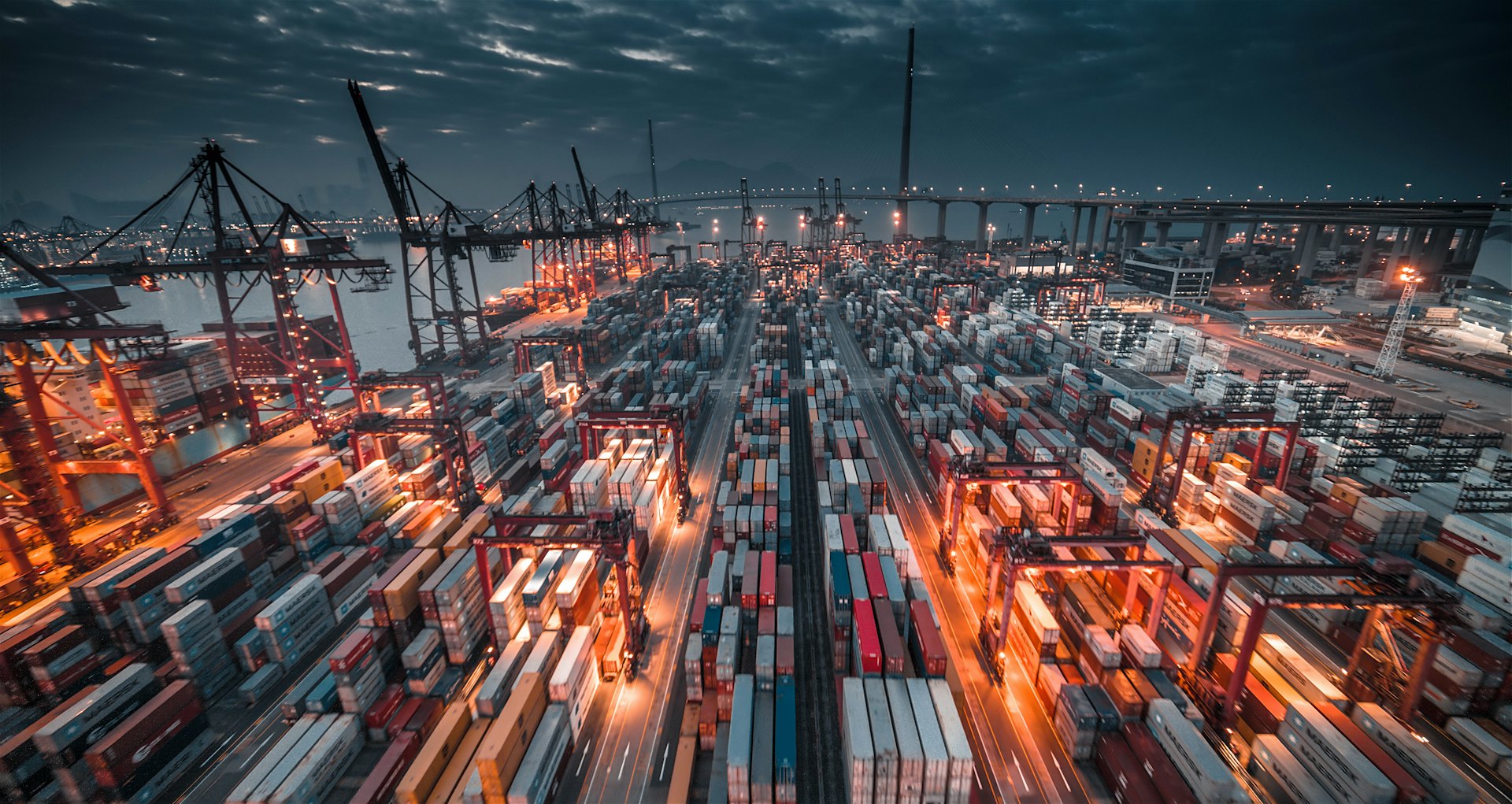 Terminal de contenedores en operación nocturna
