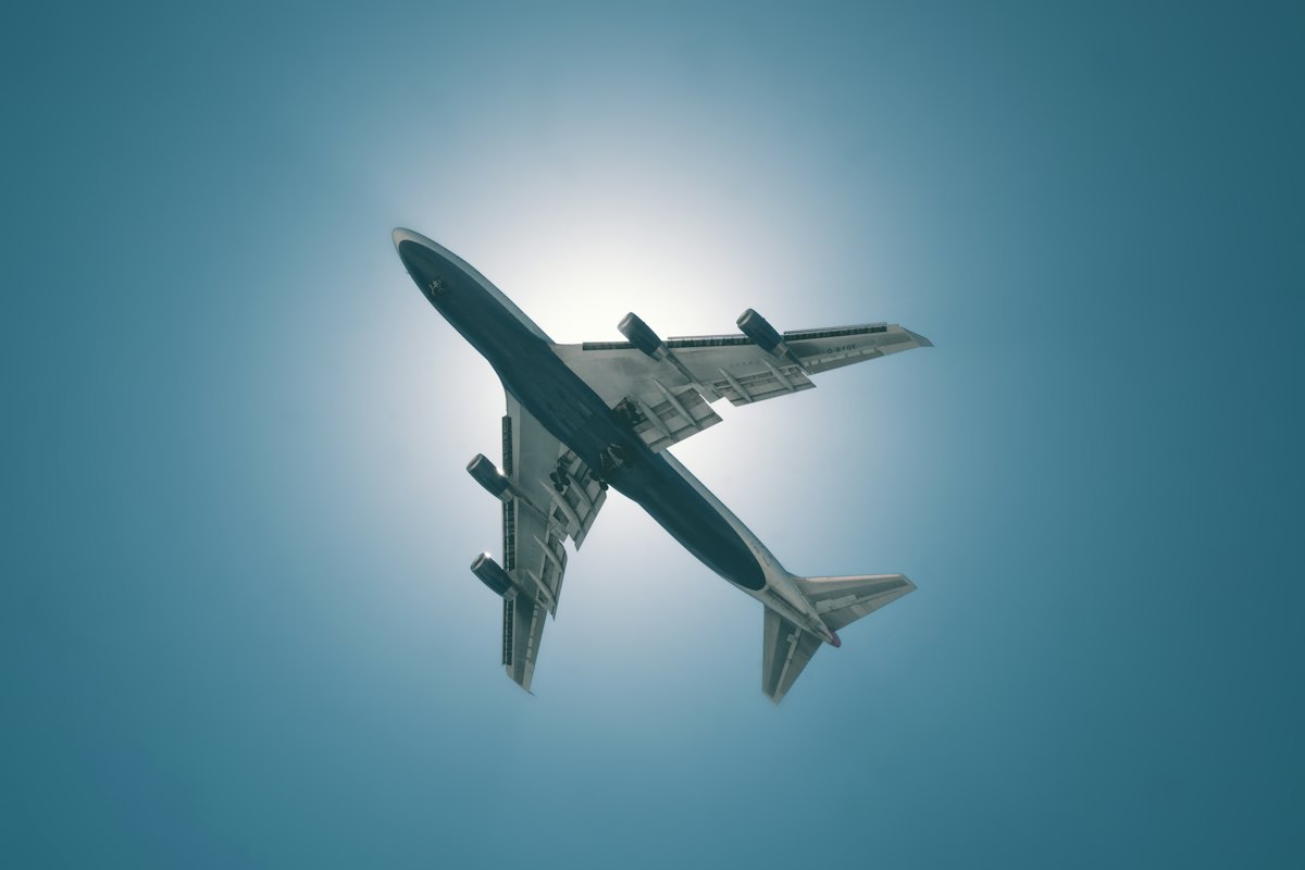 Avión de carga en vuelo